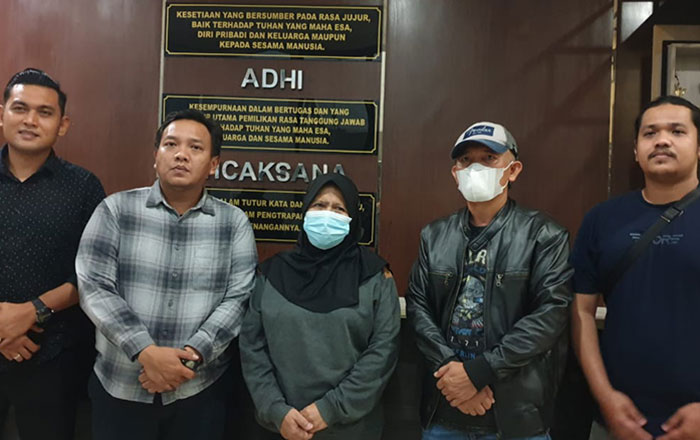 Retno Wulandari, Terpidana Tindak Pidana Penipuan diamankan Tim Tabur Kejagung. (foto: Exclusive)