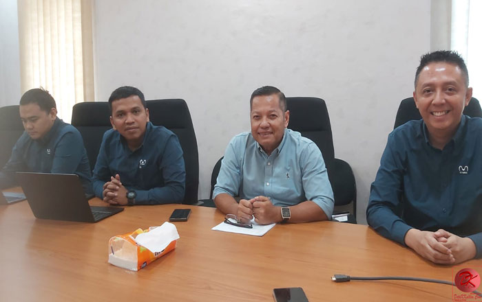 Dirut Perusda MBS Aji M. Abidharta Wardhana Hakim (kanan) bersama jajaran manajemen. (foto: LVL)