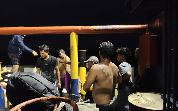 11 Orang Nelayan dari Bontang diselamatkan LCT. Lien star 88 dan TB. Radiance 03 setelah kapal yang mereka tumpangi terbalik dihantam ombak besar. (foto: Tim SAR)
