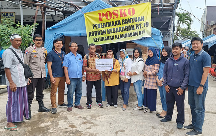 PT PLN NP UPDK Balikpapan memberikan santunan untuk korban kebakaran di Balikpapan. (foto: Exclusive)
