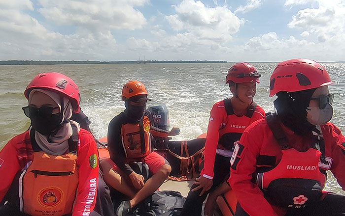 Tim SAR Gabungan berjuang di tengah laut mencari Tayung pada hari Ke-7 pencarian. (foto: Tim SAR)