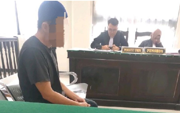 Terdakwa Lutfi Andrea mendengarkan pembacan Amar Putusan Majelis Hakim. (foto: Exclusive/BK)