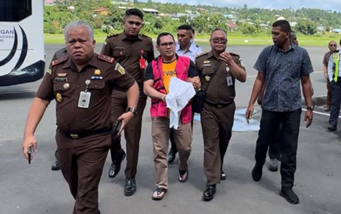 Terpidana DIU yang masuk DPO Kejari Sorong saat tiba di Bandara Papua Barat. (foto: Exclusive)
