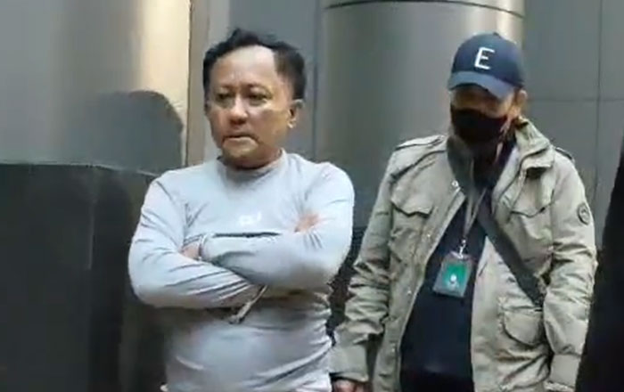 Terpidana Tindak Pidana Korupsi Victor JR Mandajo saat diamankan Tim Satgas SIRI Kejagung. (foto: Exclusive)