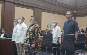 Terdakwa Ridwan Djamaludin, Sugeng Mujiyanto, Yuli Bintoro, Henry Juliyanto dan Eric Viktor Tambunan. (foto: Exclusive)