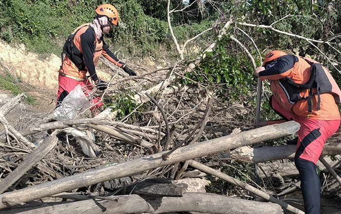Bongga Losong, Koordinator Pos SAR Kutai Timur menyampaikan pencarian pada hari Ke-7 menyasar juga tumpukan sampah di Sungai namun Ahmad Rifqi tidak juga ditemukan. (foto: Tim SAR)