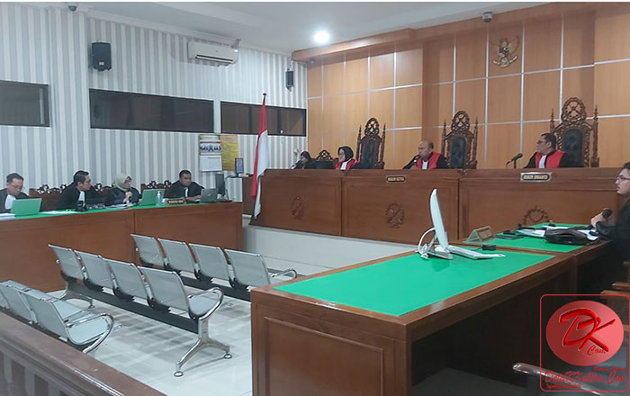 JPU KPK membacakan Dakwaan Terdakwa Rachmad Fadjar dan Riado Sinaga. (foto: LVL)