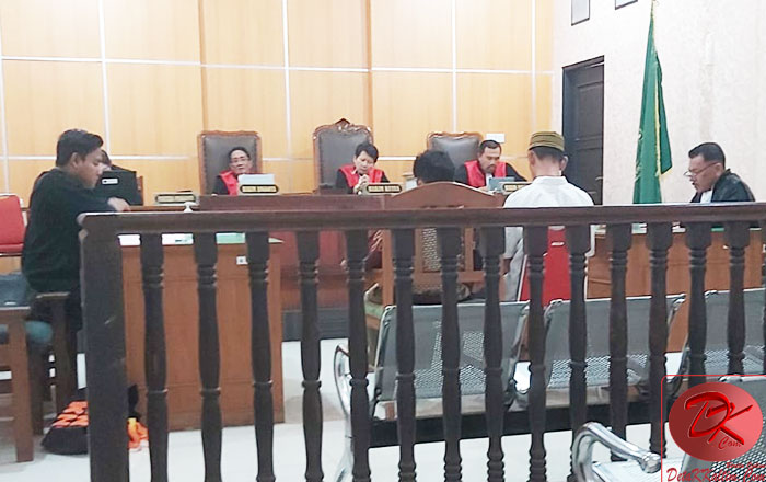 Terdakwa Agus Salim dan Terdakwa Juli Rombe mendengarkan Tuntutan JPU. (foto: LVL)