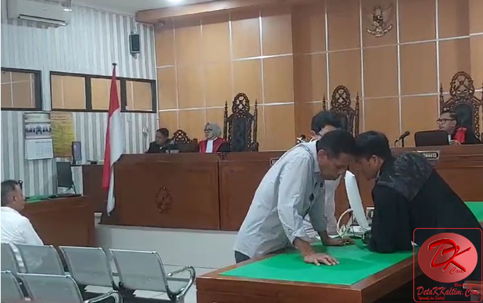 Terdakwa Abdul Ramis dan Hendra Sugiarto berkonsultasi dengan Penasehat Hukum sebelum menjawab pertanyaan Ketua Majelis Hakim. (foto: LVL)