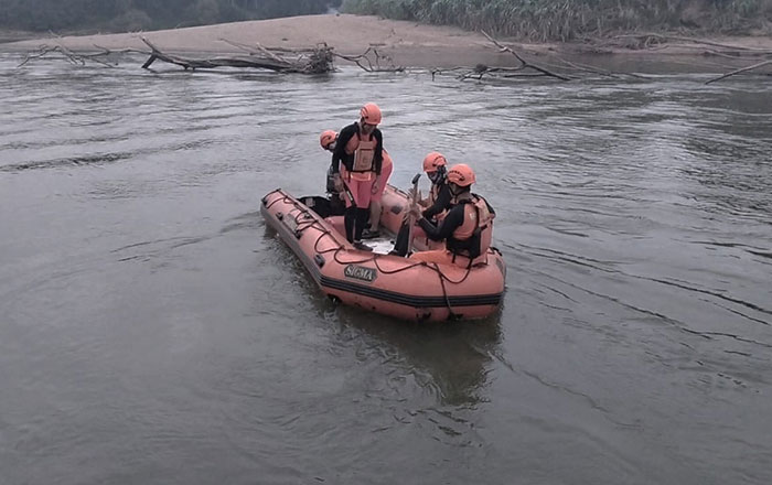 Tim SAR melakukan pencarian di Sungai Telen sekitar lokasi kejadian dan penyisiran ke arah hilir sejauh 4 Km. (foto: Tim SAR)