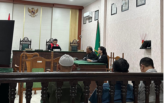 Arjuna Ginting, SH dan rekan selaku Penasehat Hukum Terdakwa H. Mohammad Al Hamid menunggu sidang dimulai. (foto: Exclusive)