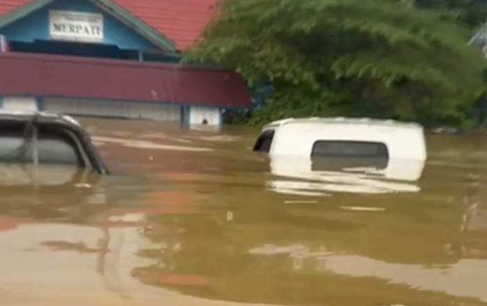Kondisi banjir di salah satu wilayah di Mahulu. (foto: Basarnas)