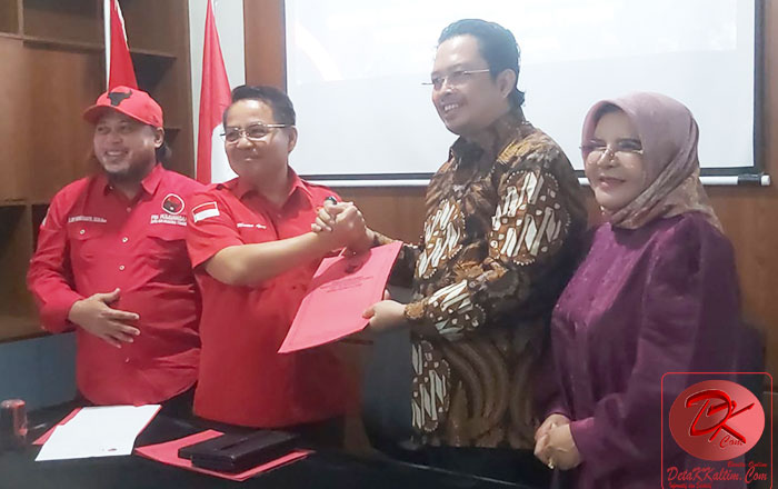 Dr.Mahyudin didampingi istri saat serahkan formulir pendaftaran di PDI Perjuangan yang diterima Pengurus DPD PDI Perjuangan Kaltim Marten Apuy didampingi Roy Hendryanto. (foto: LVL)