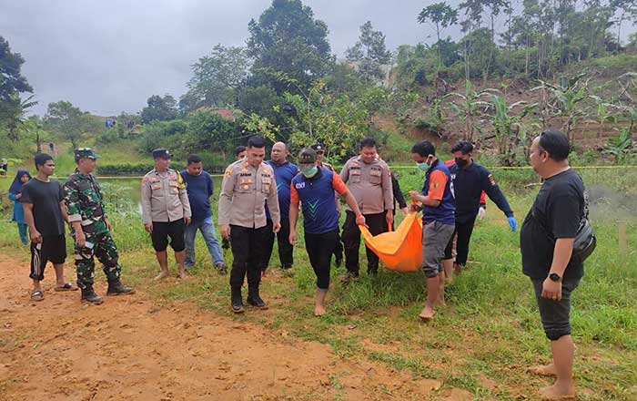 Tim Inafis Polresta Samarinda mengevakuasi mayat LJ. (foto: Exclusive)
