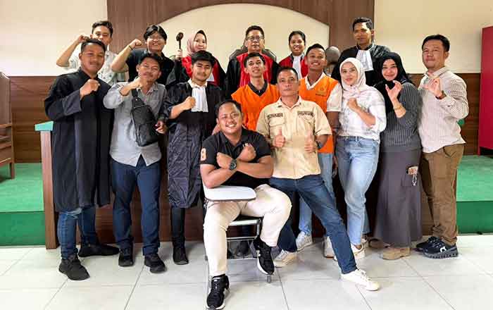 Sejumlah Mahasiswa Kelas 10 Untag Samarinda yang ambil bagian dalam Kegiatan PkM Praktik Peradilan. (foto: Exclusive)