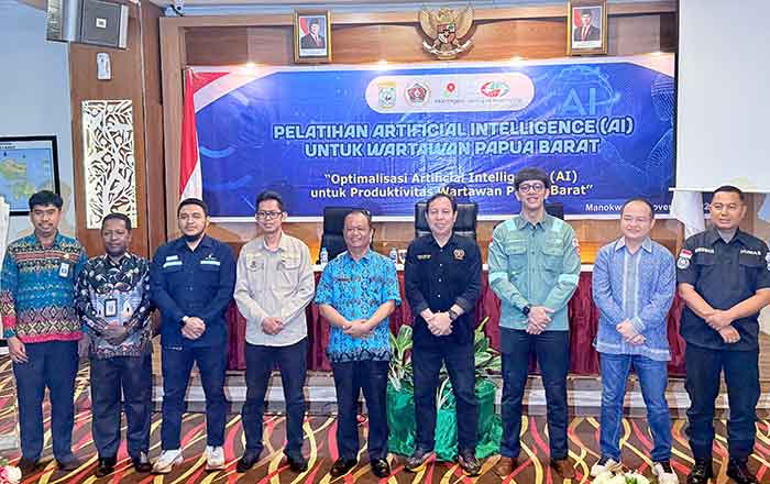 Pelatihan kecerdasan buatan kepada wartawan di Papua Barat dihadiri Satgas Anti Hoaks PWI Pusat Mercys Charles Loho. (foto: Exclusive)